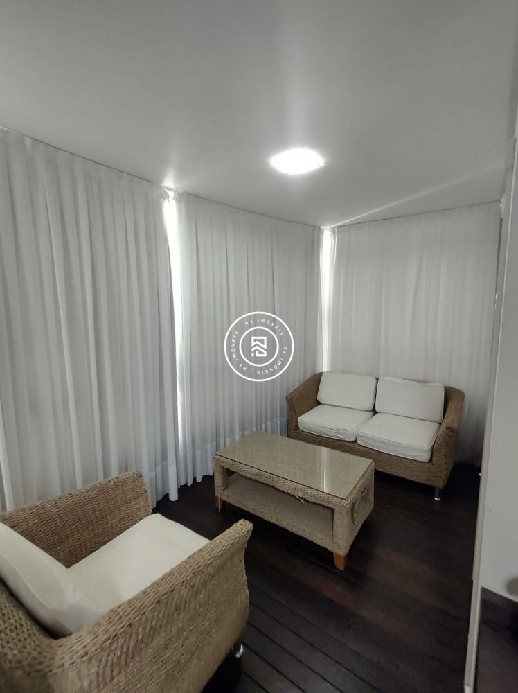 Cobertura duplex mobiliada na Meia Praia