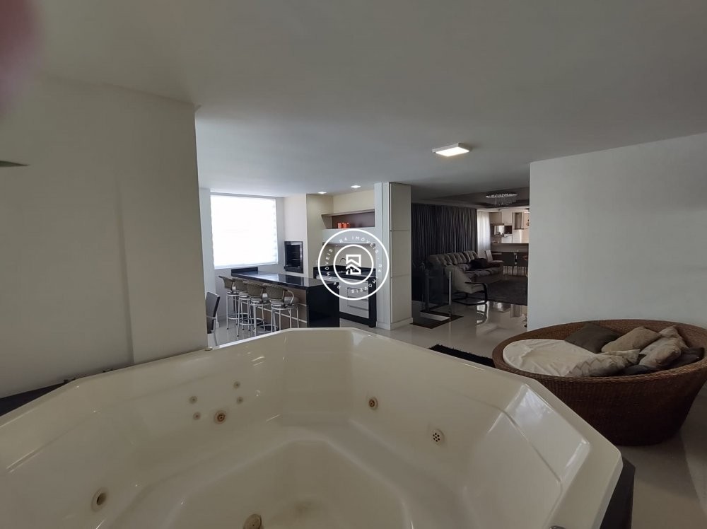 Cobertura duplex mobiliada na Meia Praia