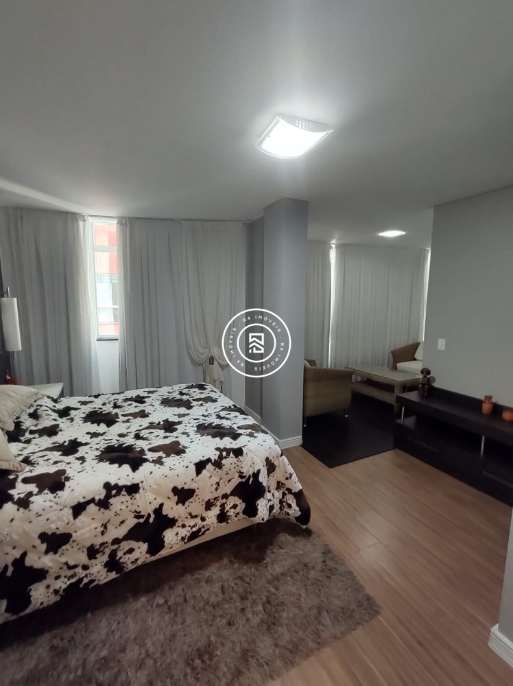 Cobertura duplex mobiliada na Meia Praia