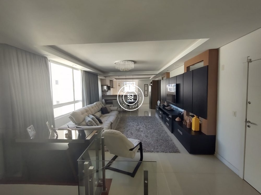 Cobertura duplex mobiliada na Meia Praia