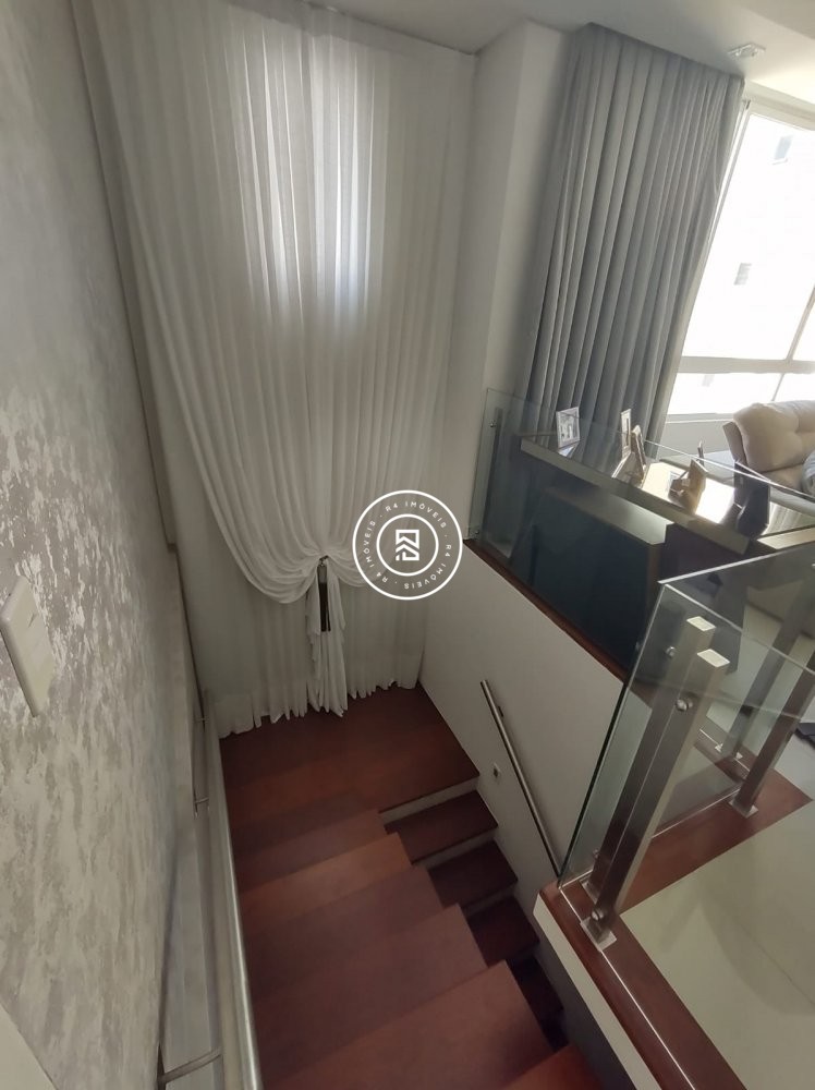 Cobertura duplex mobiliada na Meia Praia