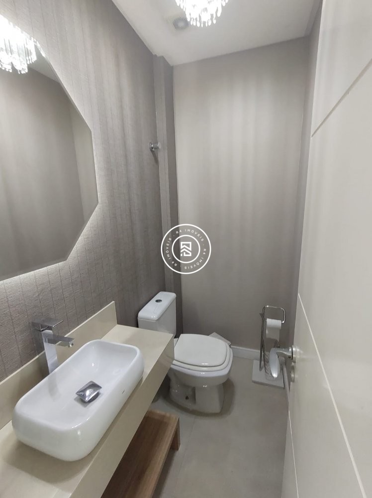 Cobertura duplex mobiliada na Meia Praia