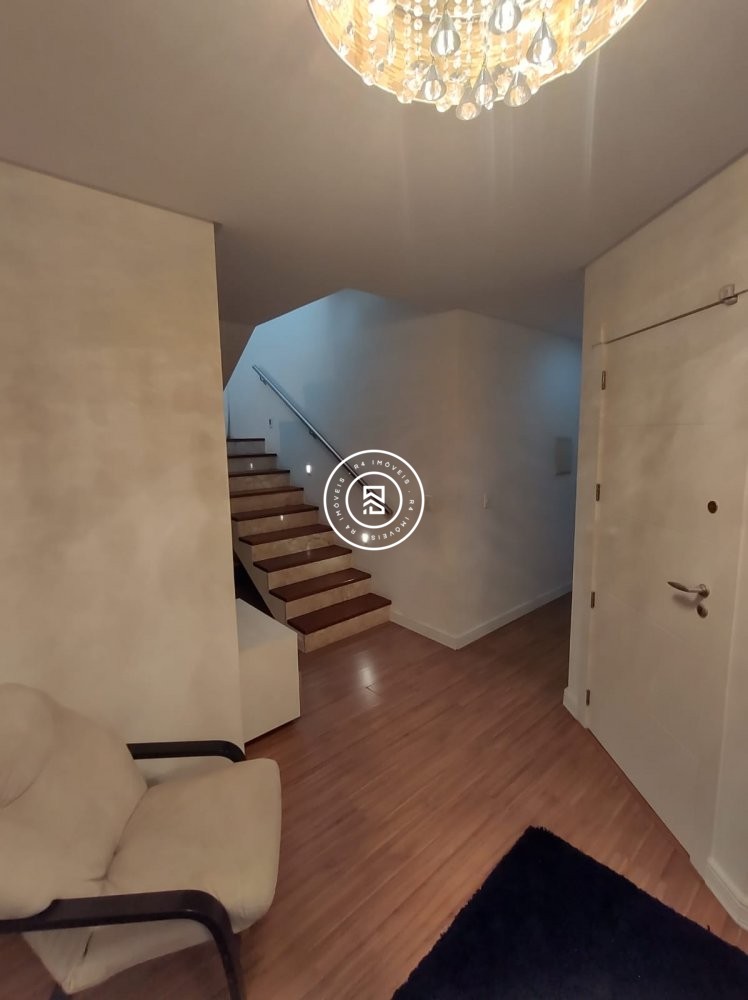 Cobertura duplex mobiliada na Meia Praia