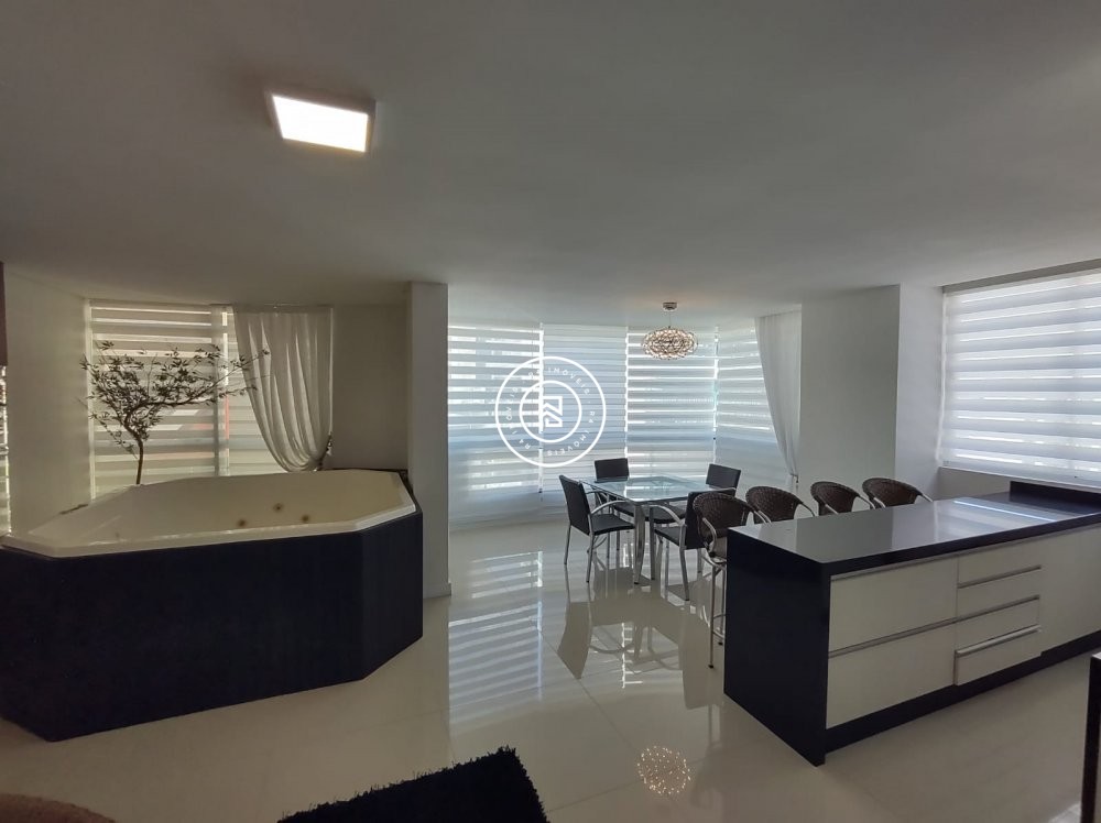 Cobertura duplex mobiliada na Meia Praia