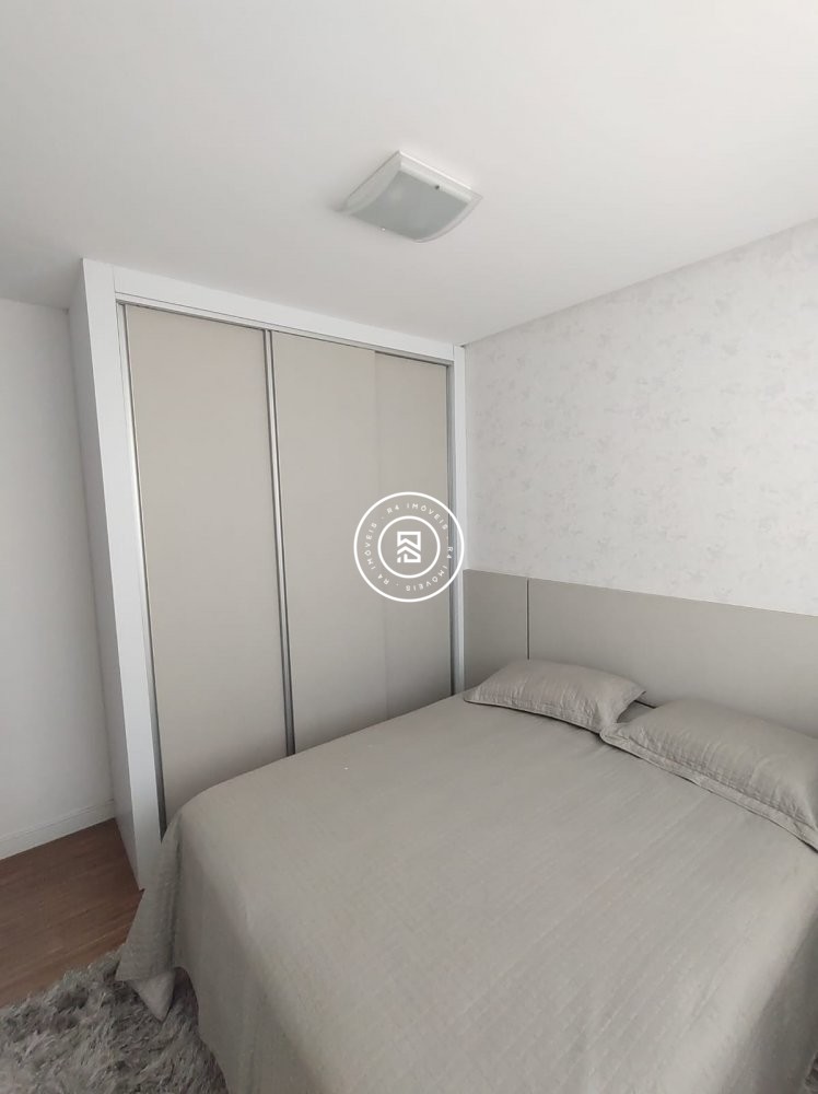 Cobertura duplex mobiliada na Meia Praia