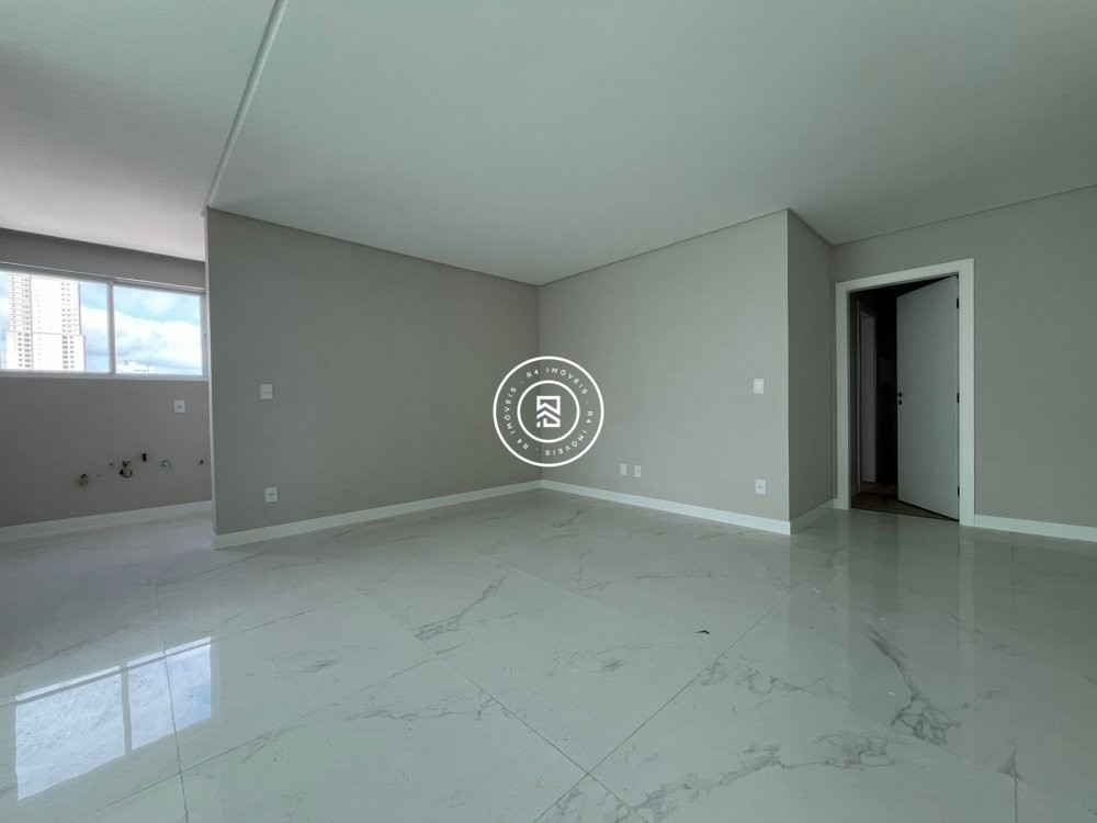 Apartamento novo na quadra do mar