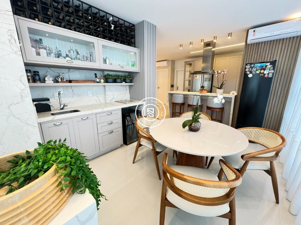 Apto com trs sutes na quadra-mar