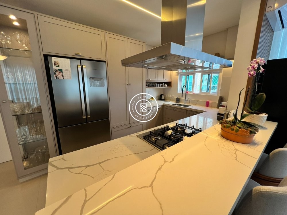 Apto com trs sutes na quadra-mar