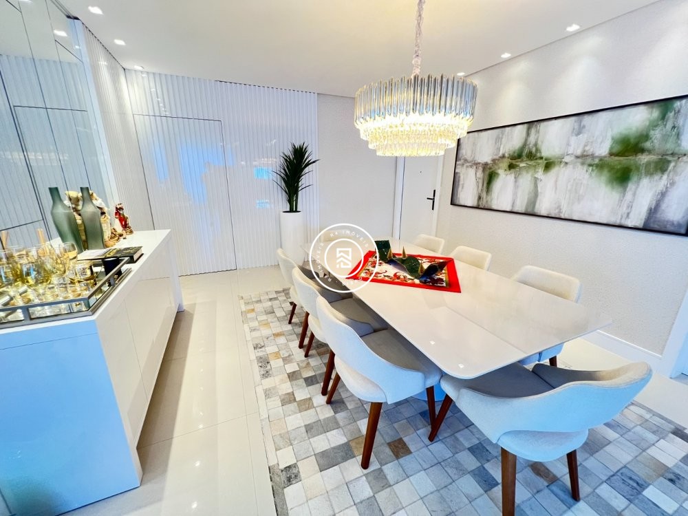 Apto com trs sutes na quadra-mar