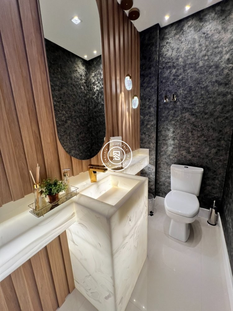 Apto com trs sutes na quadra-mar