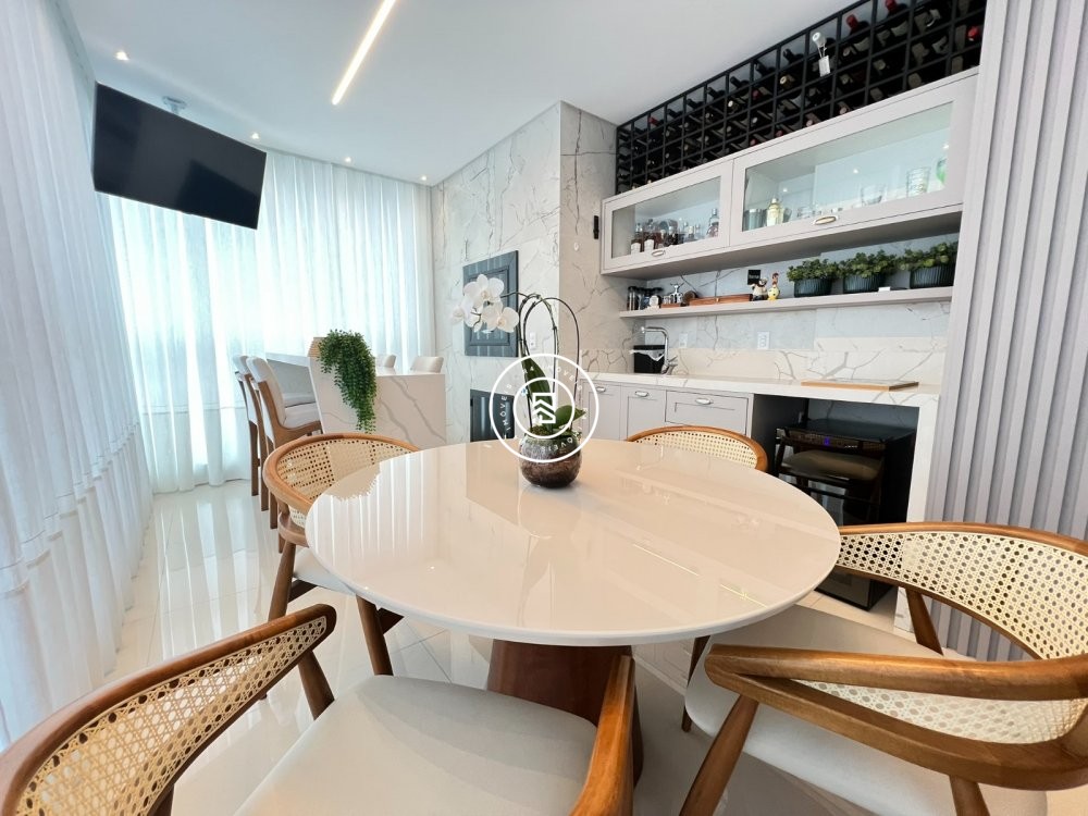 Apto com trs sutes na quadra-mar