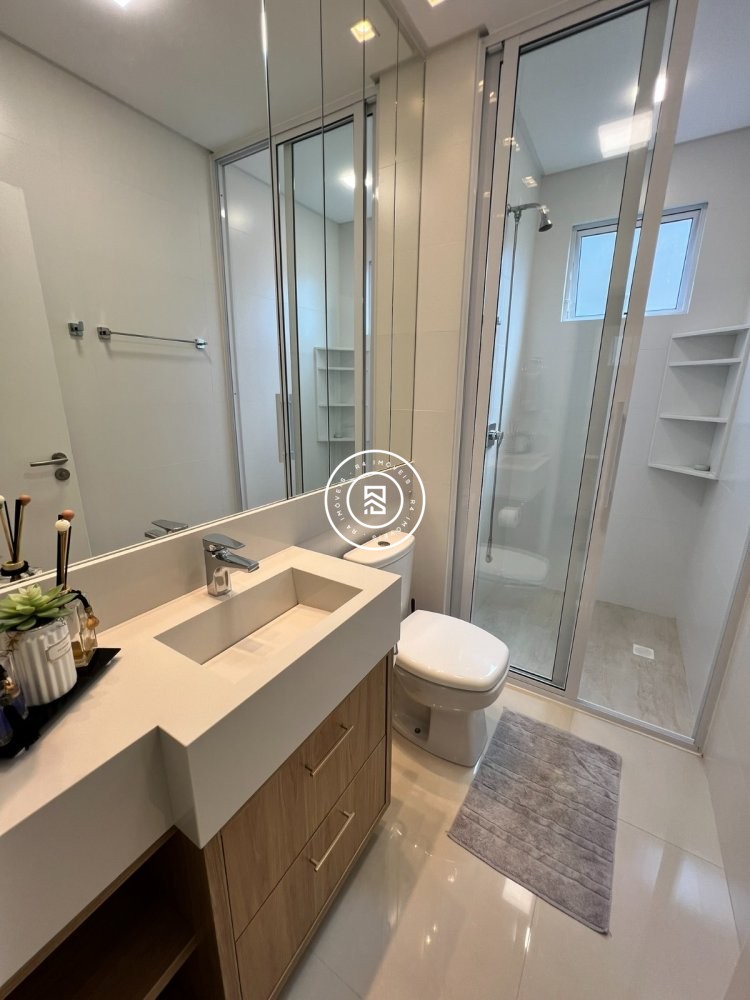 Apto com trs sutes na quadra-mar