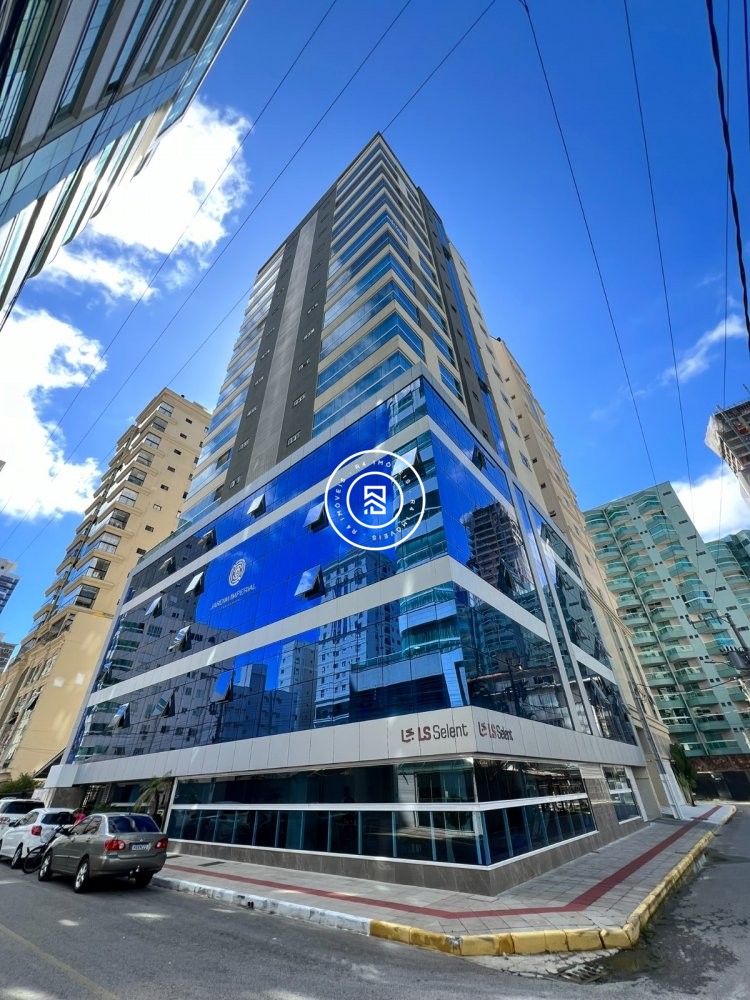 Apto com trs sutes na quadra-mar