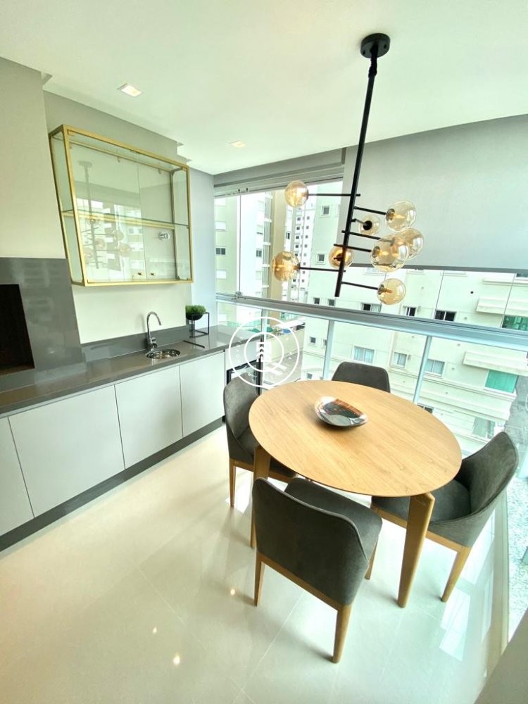 Lindo apartamento na Meia Praia