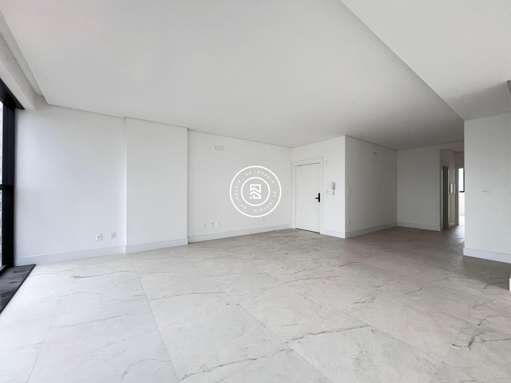 Apto novo na quadra-mar