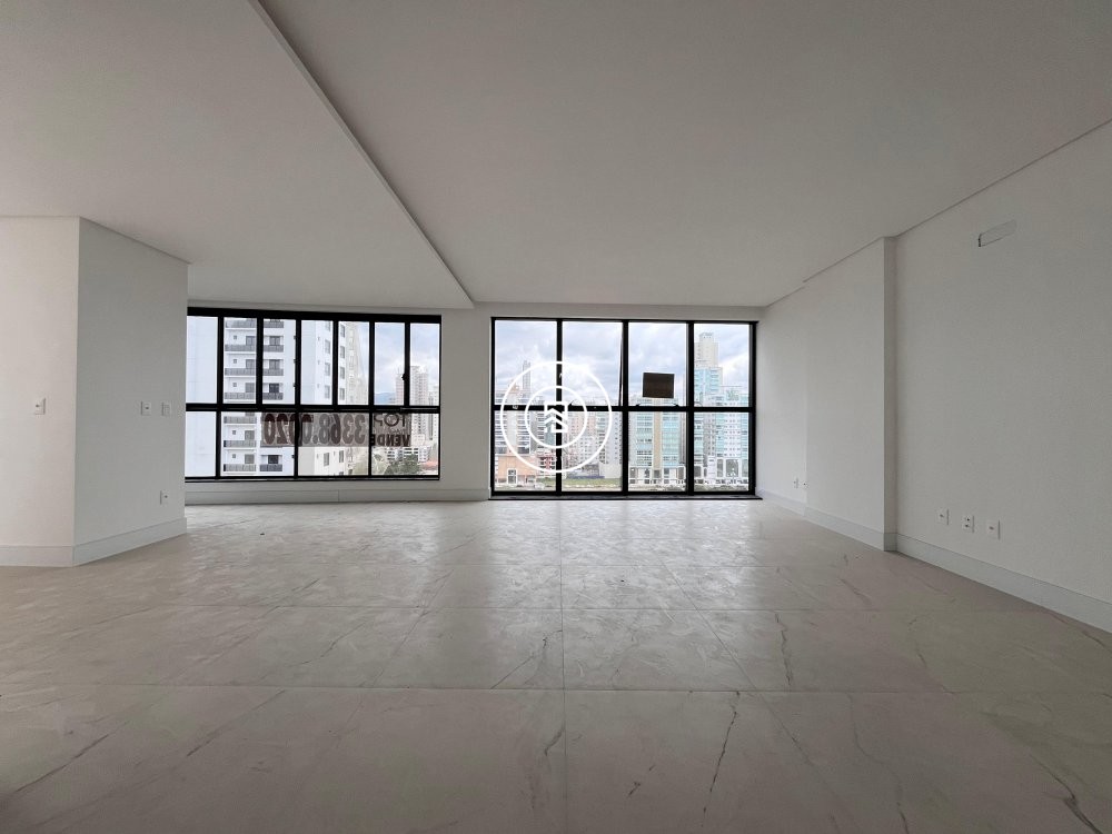 Apto novo na quadra-mar