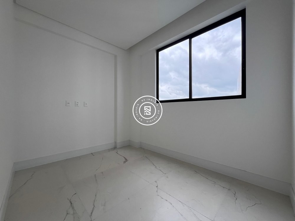 Apto novo na quadra-mar