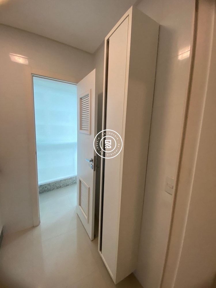 Apartamento na Meia Praia Mobiliado