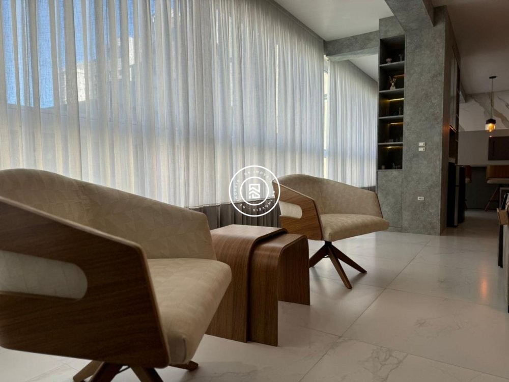 Apartamento finamente mobiliado na Meia Praia