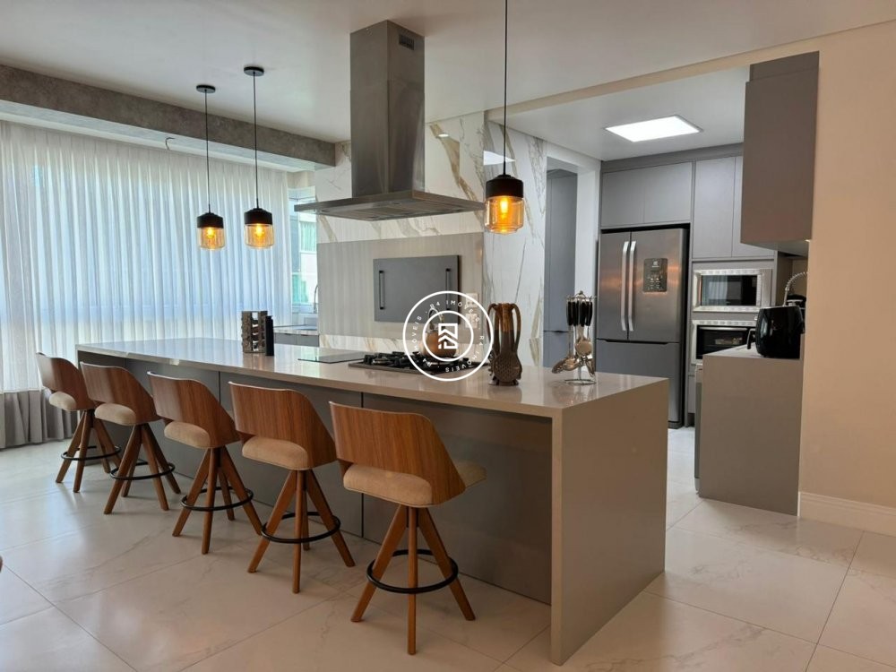 Apartamento finamente mobiliado na Meia Praia