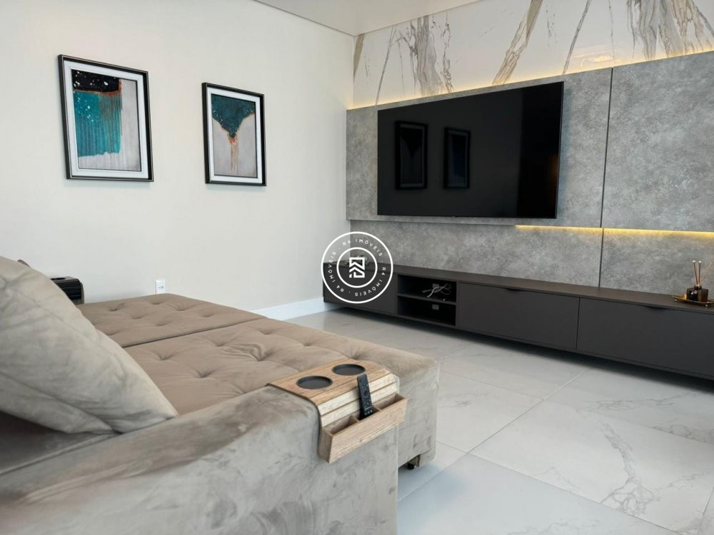 Apartamento finamente mobiliado na Meia Praia