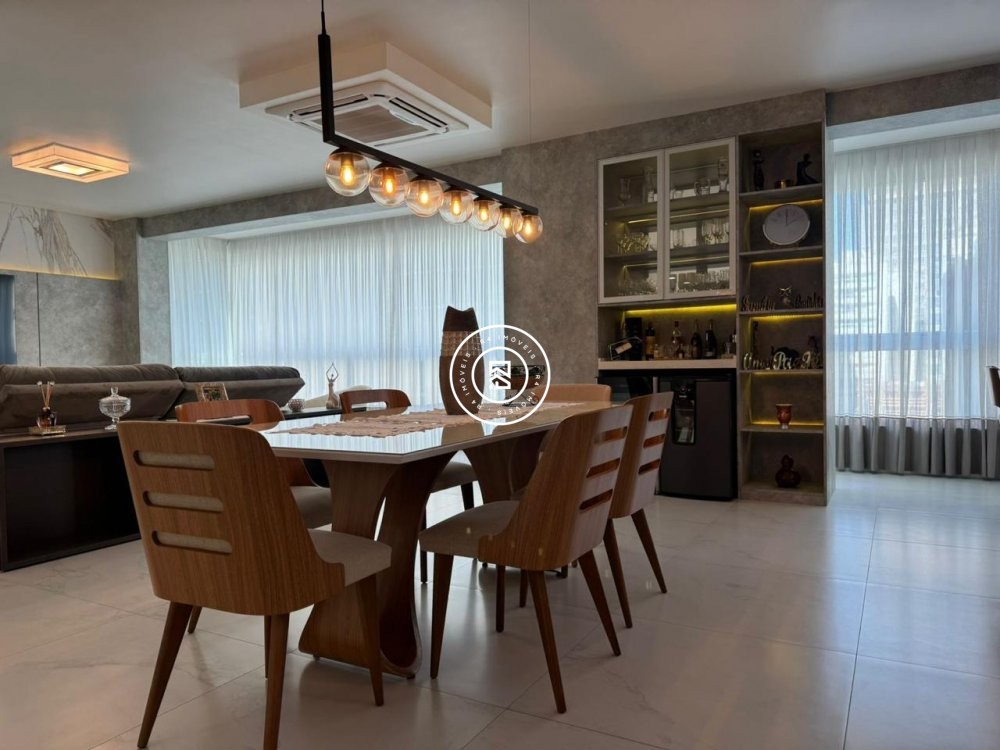 Apartamento finamente mobiliado na Meia Praia