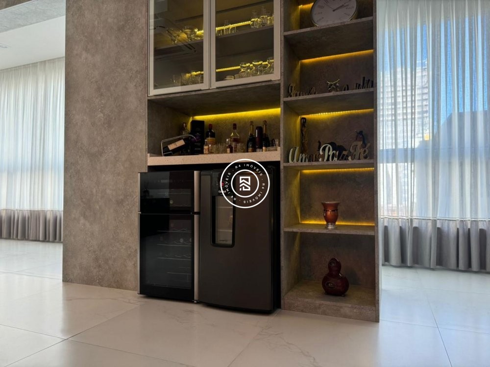 Apartamento finamente mobiliado na Meia Praia