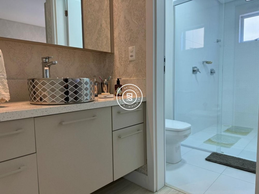 Apartamento finamente mobiliado na Meia Praia