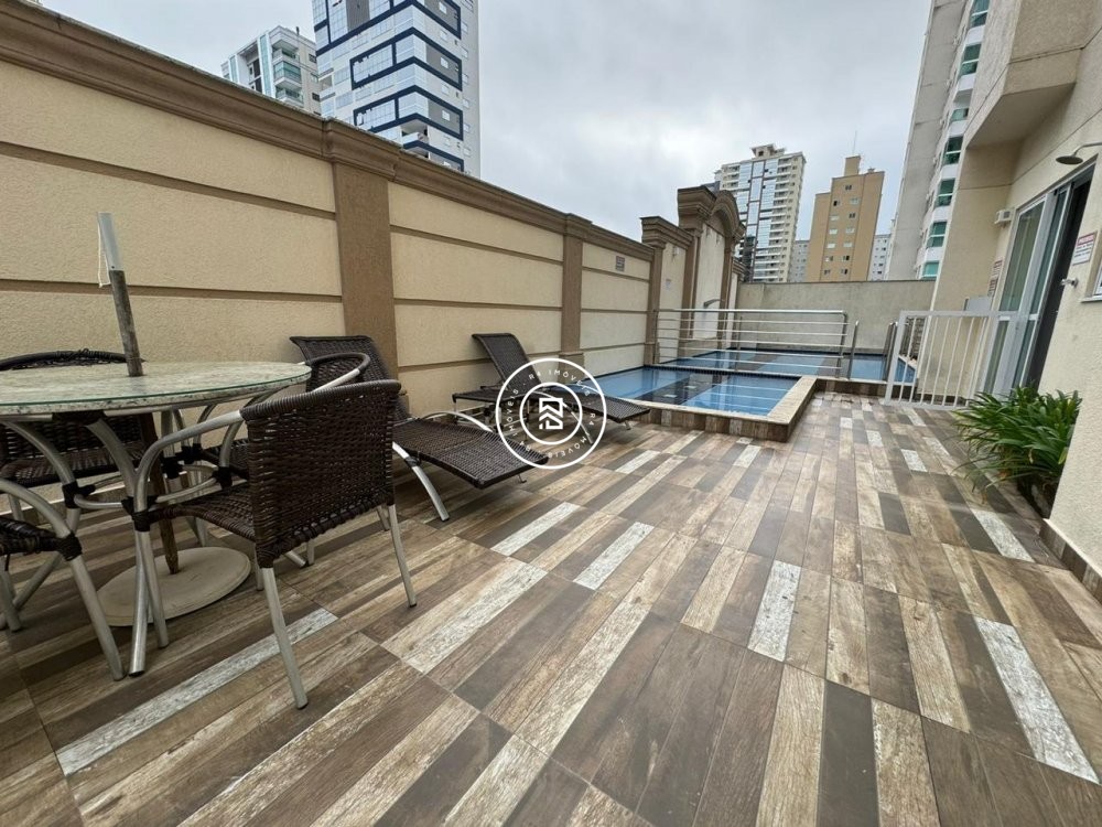 Apartamento finamente mobiliado na Meia Praia