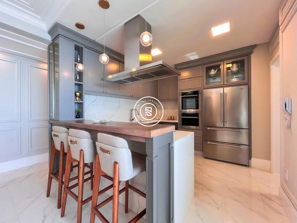 Apartamento finamente mobiliado na Meia Praia