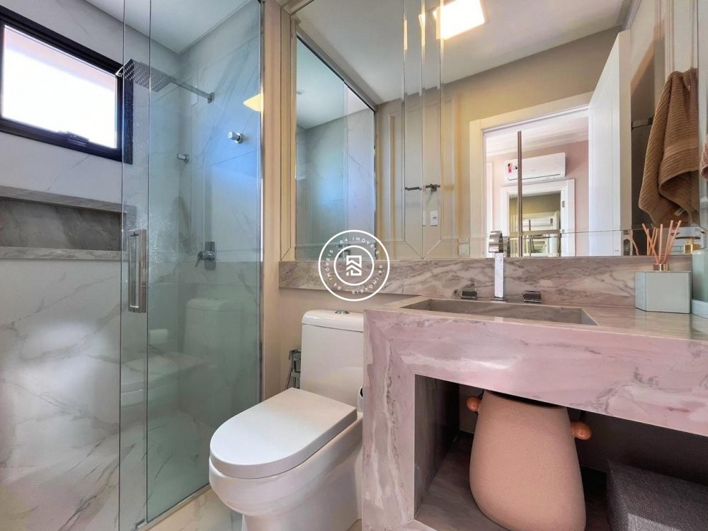 Apartamento finamente mobiliado na Meia Praia