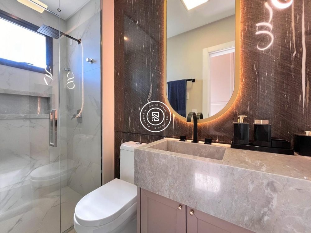 Apartamento finamente mobiliado na Meia Praia