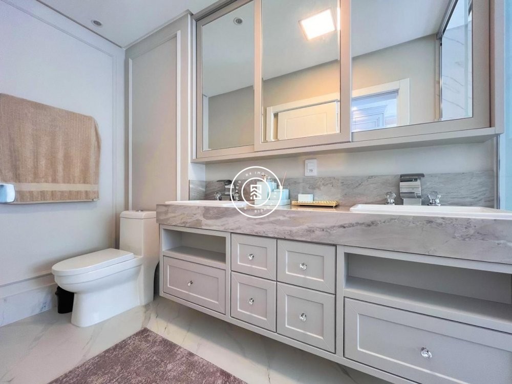 Apartamento finamente mobiliado na Meia Praia