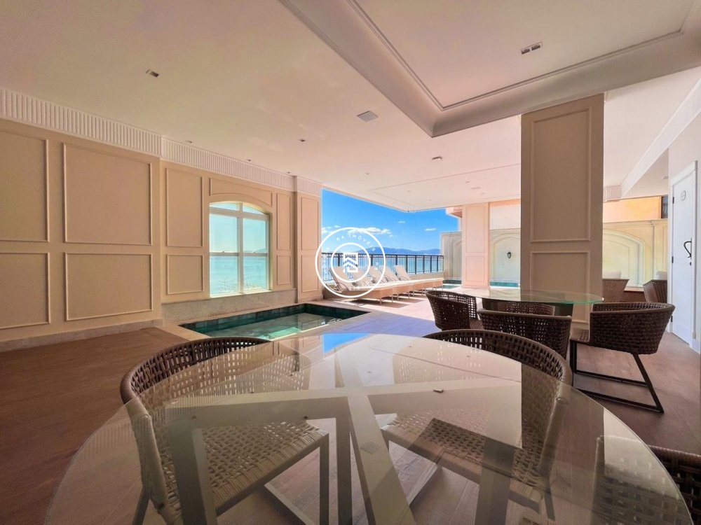 Apartamento finamente mobiliado na Meia Praia