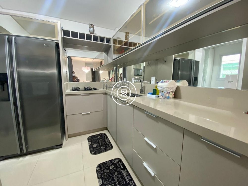 Apartamento com mobilia na Meia Praia