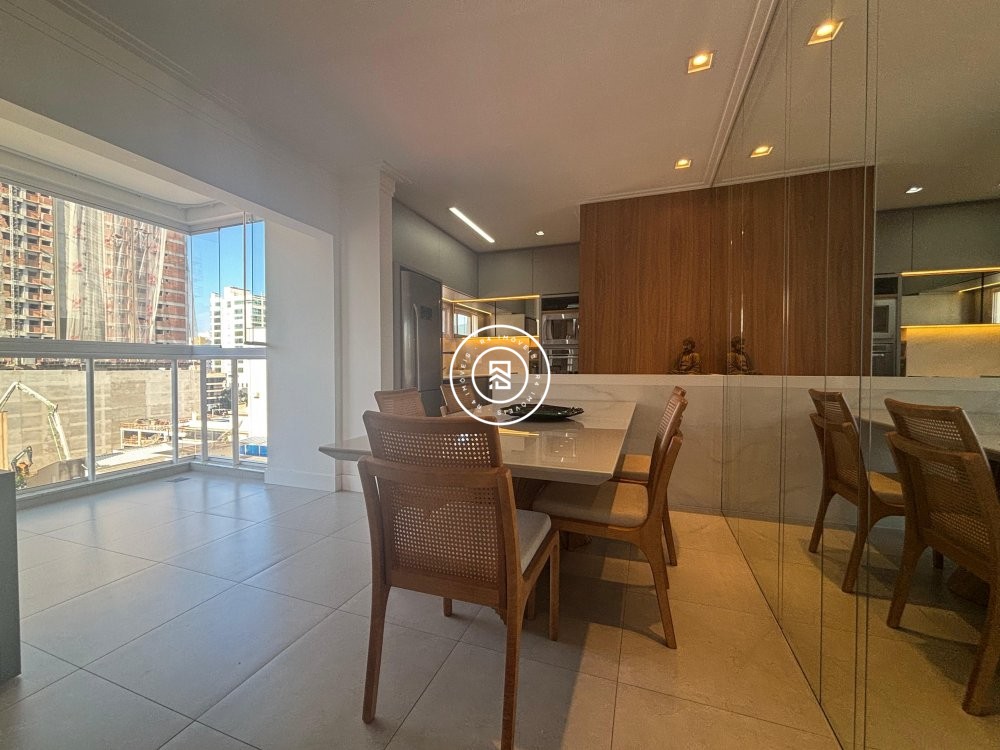 Apartamento com 1 sute + 2 demis na Meia Praia