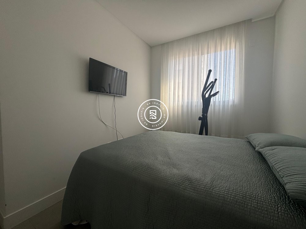 Apartamento com 1 sute + 2 demis na Meia Praia