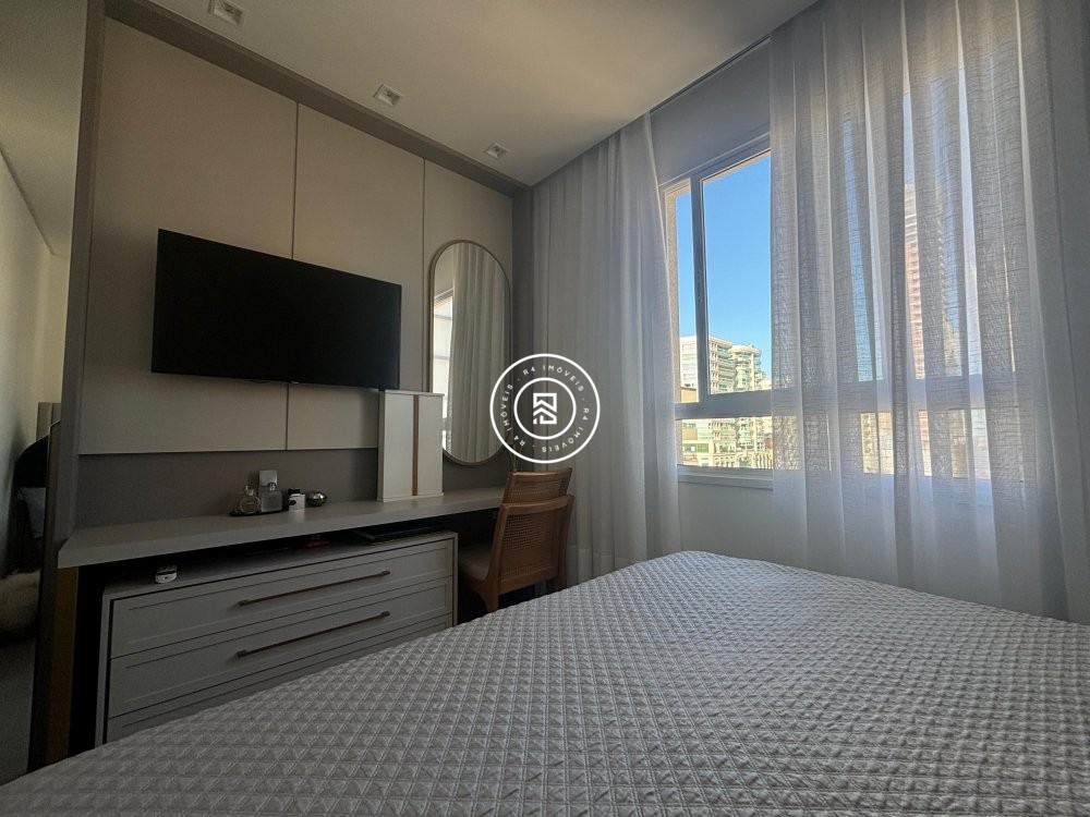 Apartamento com 1 sute + 2 demis na Meia Praia