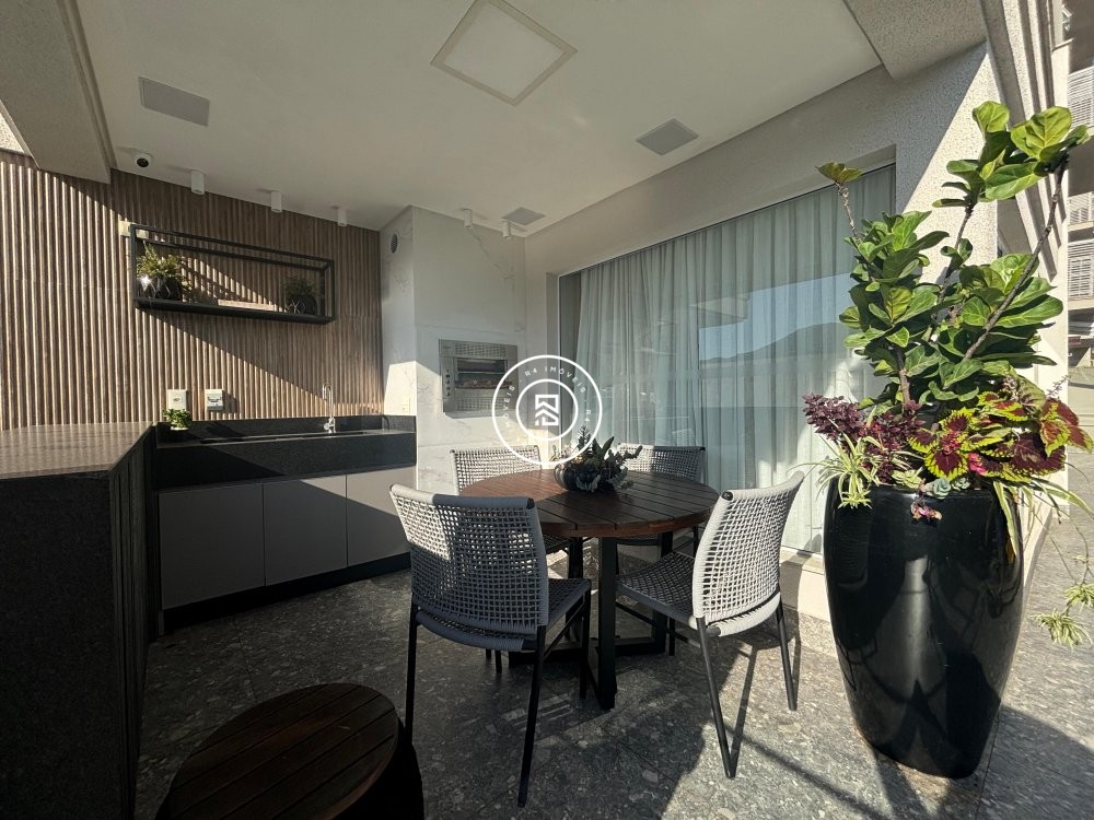 Apartamento com 1 sute + 2 demis na Meia Praia