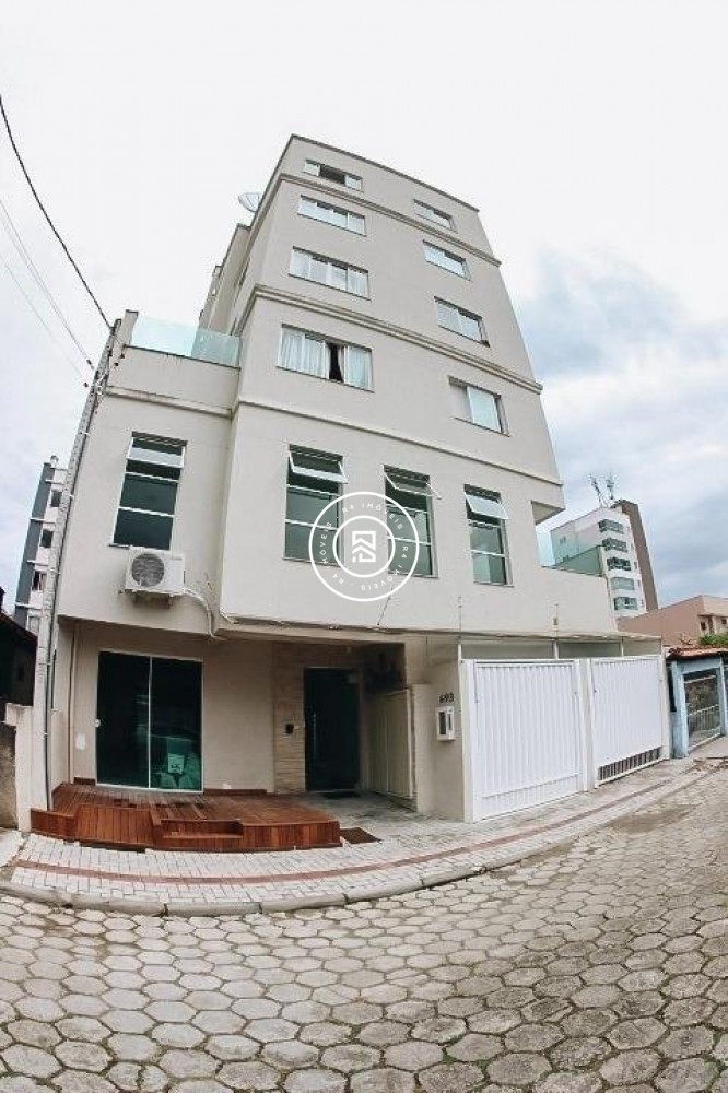 Apto semi mobiliado na Meia Praia