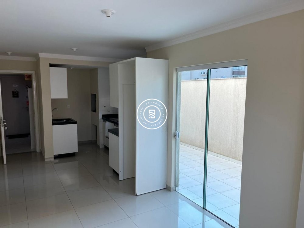 Apto semi mobiliado na Meia Praia