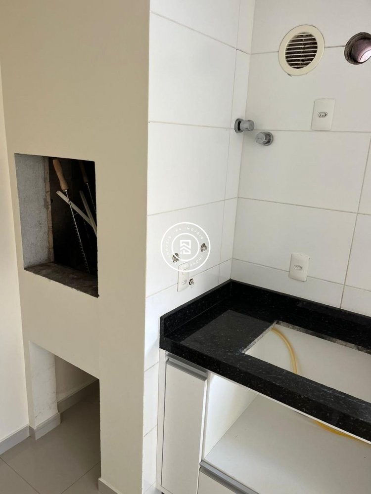 Apto semi mobiliado na Meia Praia