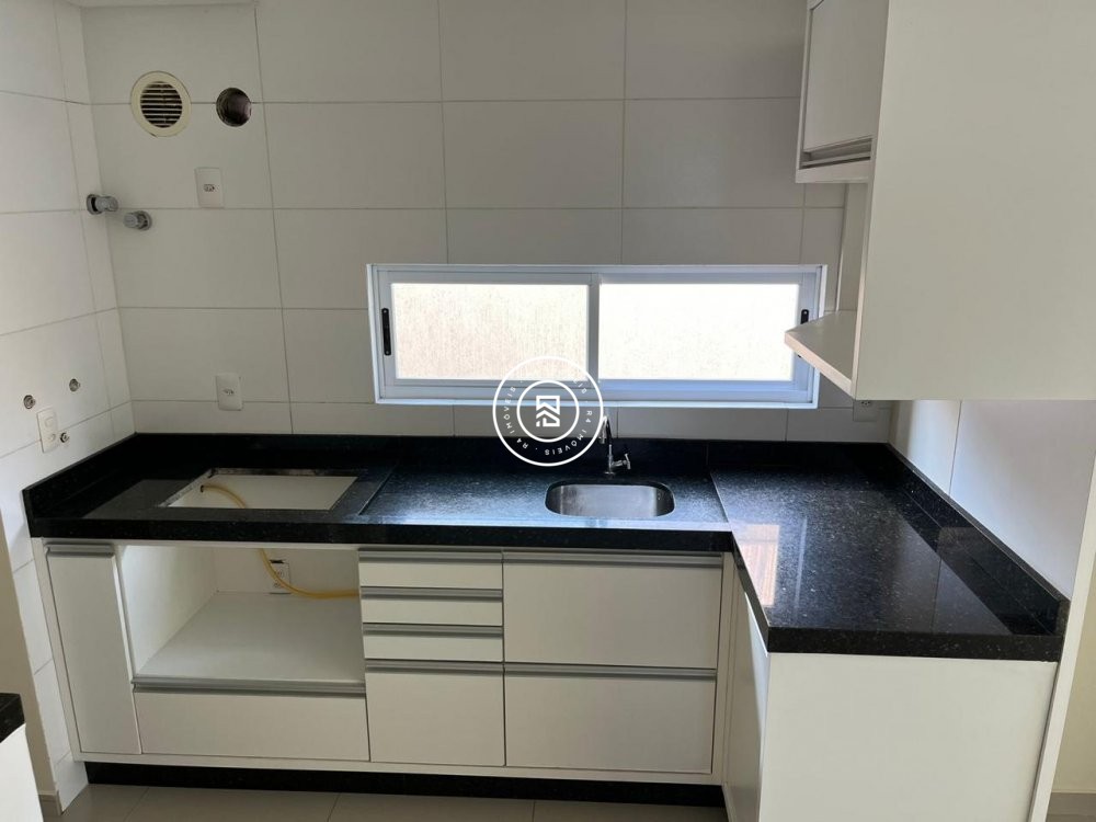 Apto semi mobiliado na Meia Praia