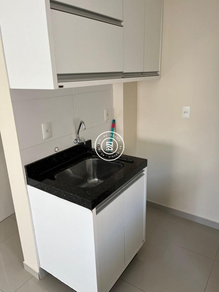 Apto semi mobiliado na Meia Praia