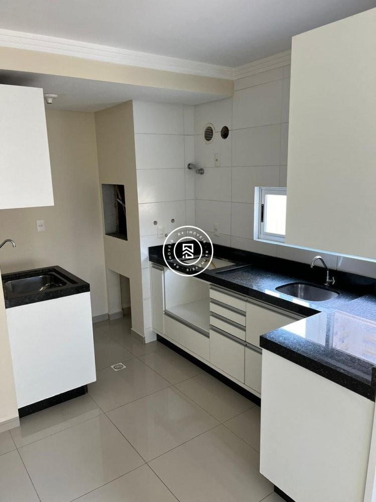 Apto semi mobiliado na Meia Praia