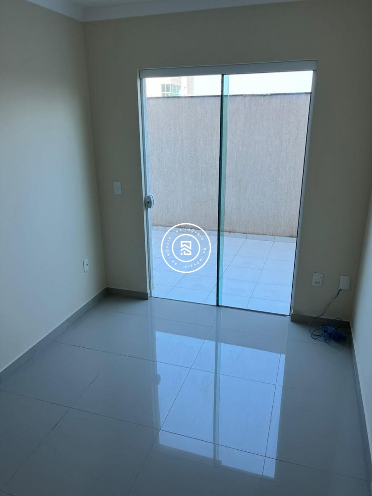 Apto semi mobiliado na Meia Praia