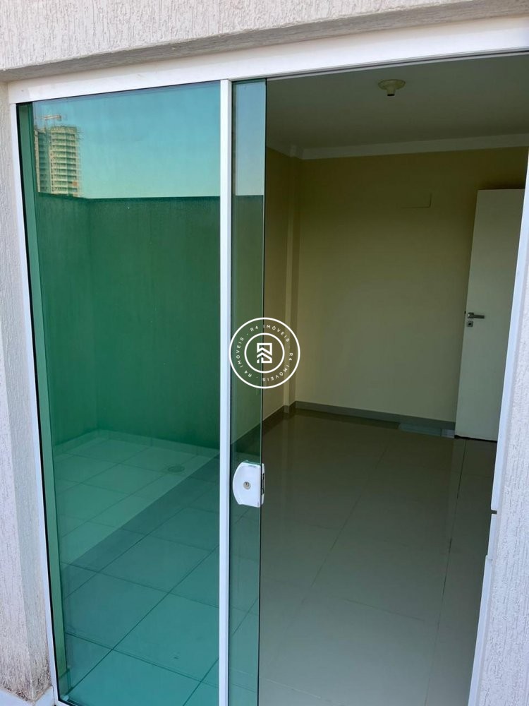 Apto semi mobiliado na Meia Praia