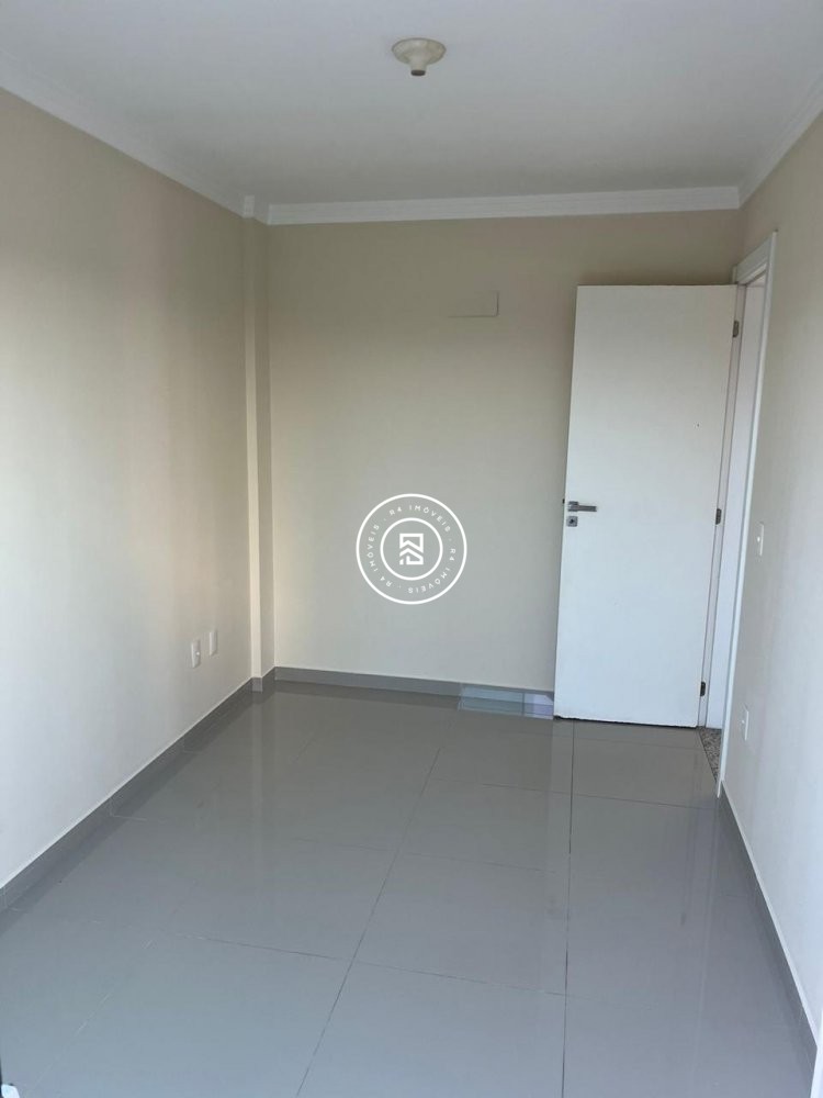 Apto semi mobiliado na Meia Praia