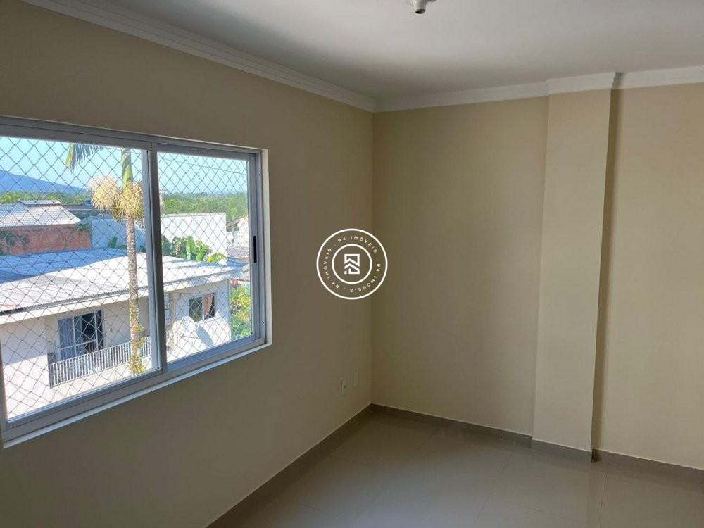 Apto semi mobiliado na Meia Praia