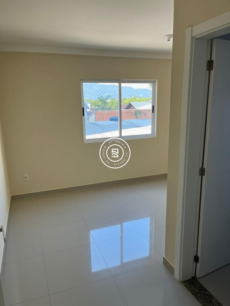 Apto semi mobiliado na Meia Praia